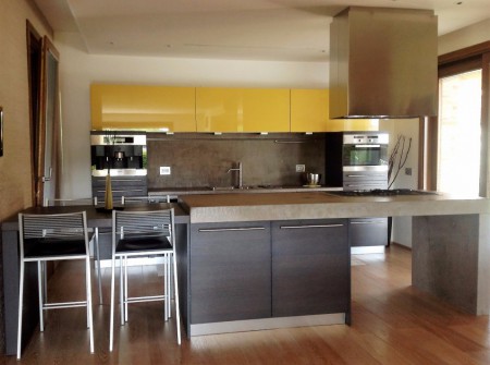 ante lucido senape e rovere grigio piano in gres